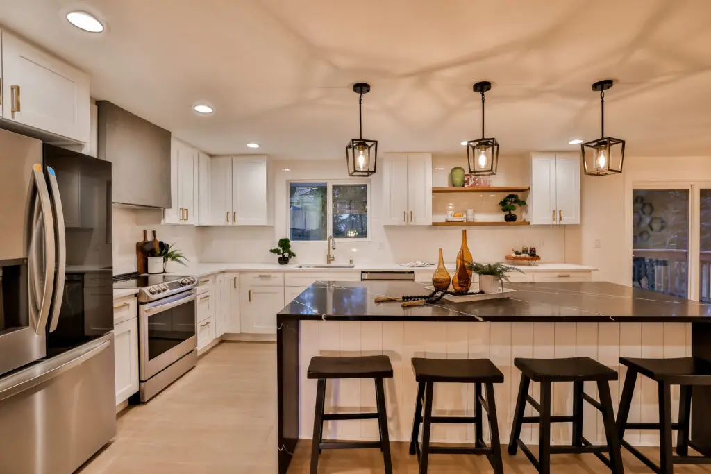 White Shaker kitchen Cabinets